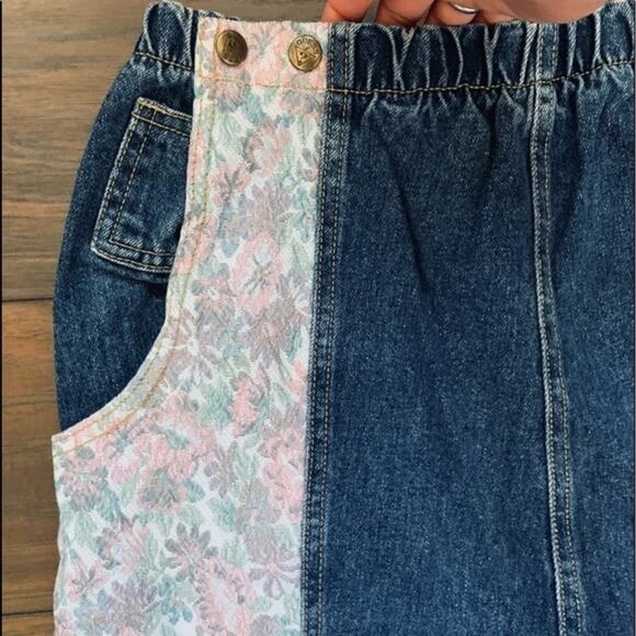 **Host Pick**Guess Vintage Ultra High Waist Mom Jeans with Tapestry Pockets - Picture 7 of 15